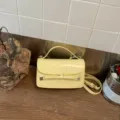 Pequeño bolso cruzado amarillo para mujer, elegante bolso de cuero PU con lindo lazo. - Amarillo