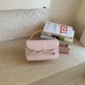 Chic bolso cruzado rosa para mujer con elegante diseño de lazo y bolso de mano superior. - Rosa