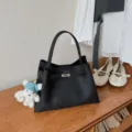 Sac à main noir en cuir synthétique avec poignée et fermoir en métal, élégant sac cabas. - Noir Avec Pendentif