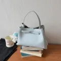 Sac à main en cuir bleu clair, grand cabas élégant et polyvalent, sac bandoulière tendance. - Bleu avec Pendentif