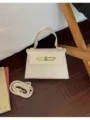 Elegante beige Henkeltasche Umhängetasche für Damen, stilvolle kleine Freizeittasche für Alltag. - Weiß
