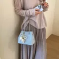 Bolso cubo azul claro con diamantes de imitación, abalorio de perlas y correa de cadena. - Azul Con Colgante / Azul