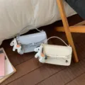 Elegante bolso de mano para mujer bandolera con lazo y bonito colgante caballo perla. - Blanco con colgante