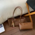 Bolso tote trenzado marrón para mujer, bolso de hombro de gran capacidad con estuche y abalorio. - Marrón con Colgante