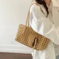 Bolso tote de hombro tejido de gran capacidad casual para mujer, diseño hueco, bolso de mano. - Amarillo Con Colgante