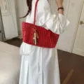 Bolso de hombro axilar tejido calado rojo con abalorio de cuentas para mujeres - Rojo con Colgante