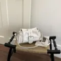 Weiße Lackleder Achseltasche Umhängetasche, stilvolle Damen Schultertasche für den Frühling. - Weiß