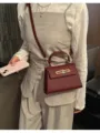Burgunderrote Leder Umhängetasche, stilvolle Handtasche kleine quadratische Tasche für Pendler. - Rot