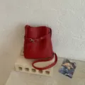 Sac seau rouge pour femme, sac à bandoulière élégant et minimaliste en cuir PU pour le quotidien. - Rouge