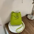 Sac seau en cuir vert pour femme, élégant sac à bandoulière tendance avec fermeture. - Vert