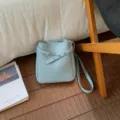 Mini sac seau bleu clair, sac bandoulière élégant avec boucle métallique pour femme. - Bleu