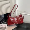 Borsa a spalla in pelle verniciata rossa, elegante borsa vintage con catena argentata donna. - Rosso