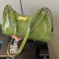 Borsa a tracolla ascellare in pelle verniciata verde con catena e fibbia chic - Verde