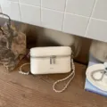 Sac bandoulière carré en cuir blanc avec chaîne pour femme mode tendance été chic. - Blanc