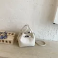 Bolso cubo blanco con textura lichi, elegante bolso de cuero con correa cruzada. - Blanco