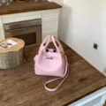 Bolso cubo rosa con patrón de lichi, asa superior y correa cruzada, elegante y chic. - Rosa