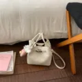 Bolso cubo de cuero blanco para mujer, elegante y versátil bolso cruzado con muñeco de peluche. - Blanco con colgante