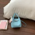 Bolso tipo cubo de cuero azul claro para mujer, elegante bolso bandolera con patrón lichi y candado. - Azul con Colgante