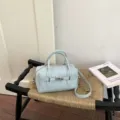 Hellblaue Handtasche aus Leder mit Litschi-Muster, stylische Umhängetasche für Damen. - Standardausführung / Blau