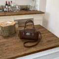 Braune Bowling-Handtasche mit Litschi-Struktur, elegante Umhängetasche mit Metallverschluss. - Standardausführung / Braun