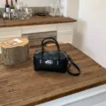 Schwarze Bowlingtasche mit Litschimuster, stilvolle Lederhandtasche mit silberner Hardware und Gurt. - Standardausführung / Schwarz