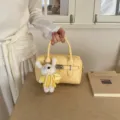 Schicke gelbe Bowlingtasche mit Litschi-Muster und Kaninchen-Plüsch-Anhänger, stylische Kissentasche. - Mit Anhänger / Gelb