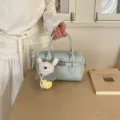 Hellblaue Handtasche mit Litschi-Muster, modische Damen-Bowlingtasche mit Bären-Anhänger. - Mit Anhänger / Blau