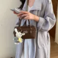 Braune Litschi-Muster Bowlingtasche für Damen, trendige Handtasche mit niedlichem Plüsch-Anhänger. - Mit Anhänger / Braun