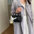 Schwarze Damen Bowling Handtasche mit Litschi Muster, stilvolle Kissen Tasche mit Plüschhase. - Mit Anhänger / Schwarz