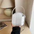 Elegante weiße Beuteltasche für Damen, schickes geflochtenes Design mit Metallkettenriemen. - Weiß