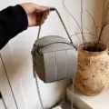 Graue geometrische Handtasche für Damen, schicke Nischendesign-Ketten-Umhängetasche. - Grau