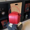 Schicke rote Leder-Eimerhandtasche für Damen, stilvolle Umhängetasche mit Kette und Griff. - Rot