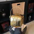 Goldene metallische Eimer-Umhängetasche mit Kette Modische Damentasche für den Sommertrend - Gold