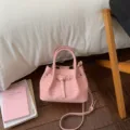 Rosa gewebte Eimerhandtasche für Damen, stilvolle Umhängetasche mit Tragegriff. - Einzelbag-Stil / Rosa
