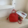 Rote Umhängetasche kleine Damenhandtasche, modische Freizeittasche. - Ohne Anhänger / Rot
