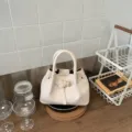 Geflochtene Eimer-Handtasche für Damen, stilvolle Frühlings-Umhängetasche in schickem Beige. - Einzelbag-Stil / Weiß