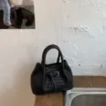 Schwarze geflochtene Damentasche, elegante Henkeltasche und Schultertasche aus Leder. - Einzelbag-Stil / Schwarz