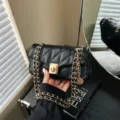 Borsa a tracolla trapuntata nera da donna, elegante borsa con dettagli in metallo dorato. - Nero