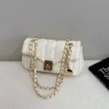 Elegante borsa a tracolla trapuntata bianca con catena dorata, borsa chic da donna alla moda. - Bianco
