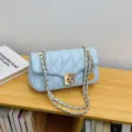 Elegante borsa a tracolla trapuntata azzurro chiaro con catena dorata e chiusura. - Blu