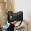 Stilvolle schwarze Schultertasche für Damen mit Struktur, schicke Tasche für Alltag. - Basisstil / Schwarz