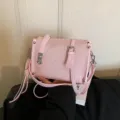 Rosa strukturierte Umhängetasche für Damen, elegante Crossover-Tasche mit Silber. - Basisstil / Rosa