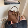 Braune Leder-Eimer Tasche Detail mit Tragegriff, Schultergurt und süßem Bären Anhänger. - Mit Anhänger / Braun