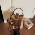 Zweifarbige Eimer-Handtasche für Damen, stylische Umhängetasche mit Bärenanhänger und Kette. - Mit Anhänger / Khaki