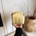 Schicke gelbe gewebte Umhängetasche mit Kette, stilvolle Handtasche für Damen im Alltag. - Gelb