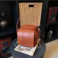 Braune strukturierte Handtasche mit Henkel und Kettriemen, schickes und vielseitiges Design. - Braun
