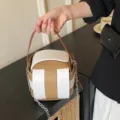 Schicke kontrastfarbene Umhängetasche für Damen, stilvolles Nischendesign Handtasche mit Kette. - Weiß & Khaki