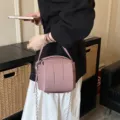 Schicke rosa strukturierte Umhängetasche mit breitem Streifendesign und Metallkette. - Altrosa