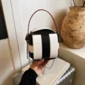 Schwarz-weiße Würfel-Handtasche, stylische Ketten-Umhängetasche mit braunem Griff für Damen. - Schwarz Weiß