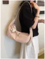 Minimalistische Umhängetasche für Damen, geräumige Freizeittasche für den perfekten Sommeralltag. - Rosa Mit Anhänger / Rosa